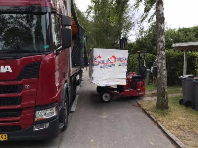 Det er nemt at levere gods når lastbilen har medbringertruck