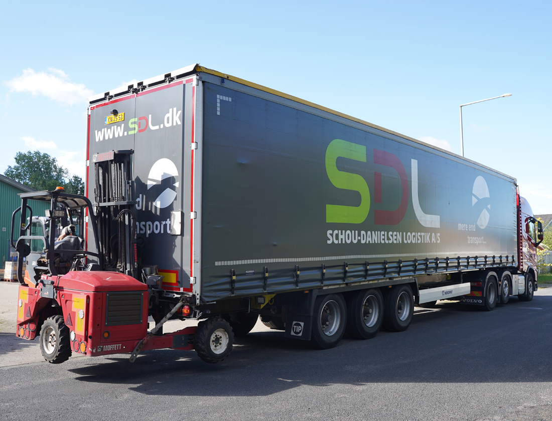 Lastbil med medbringertruck fra SDL