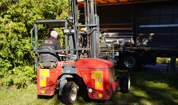 book lastbil med medbringer truck til gods der skal afleveres på trang plads